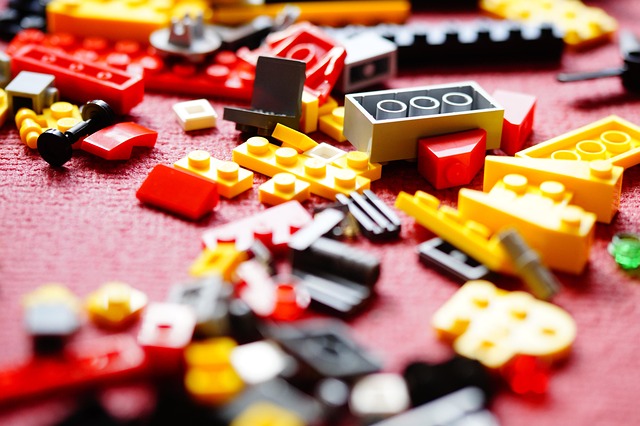 Niños en Hawaii ensamblando Legos con alegría